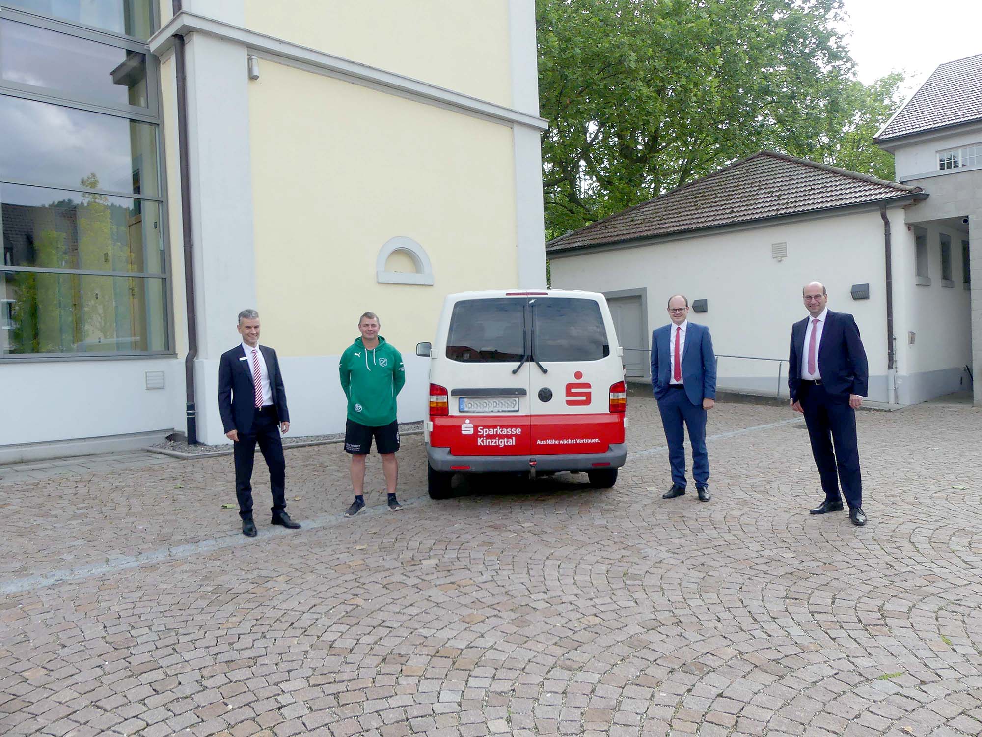 2021-7-9-BI-PB-DJK-Sparkasse-Bus-Carlo Carosi (von links), Michael Wunderlich, Sebastian Lebek, Martin Seidel