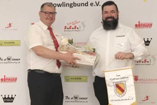 2021-7-9-ZE-UH-SKC UH- IMG_6093_Übergabe Jubiläumswimpel_Holger Zurek mit Markus Wacker