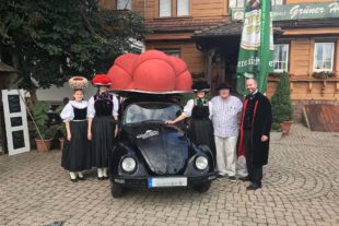 2021-7-9-ZE-UH-wac-SKC-DKB Bundesversammlung-IMG_5940_Uwe Oldenburg mit Trachtenträger_ohne Kennzeichen-Nr