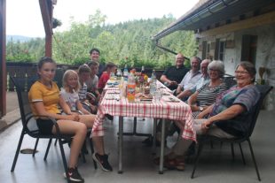 2021-8-13-NO-Touristen-Info-Ehrung Heinz + Erika Schmitz Tisch