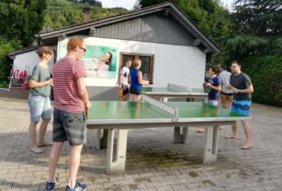 Tischtennis-Speckbrettle-Turnier im Oberharmersbacher Schwimmbad