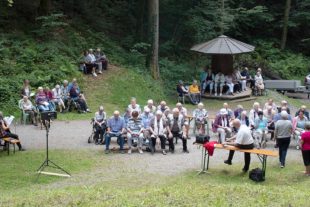 2021-8-4-OH-Rita Schilli-Altenwerk-Marienandacht an der Lourdesgrotte in Zuwald-Bilder Oma (12 von 13)