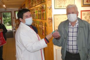 2021-9-1-NO-bia-Puppenmuseum-u-SP Schmerzmittelübergabe