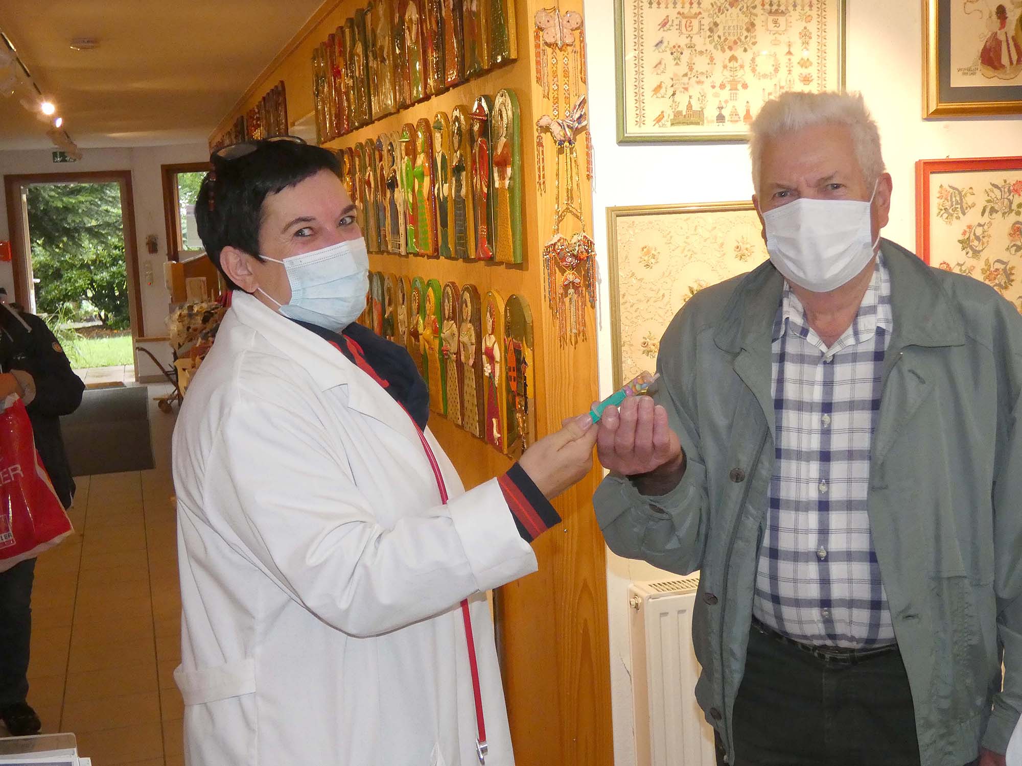 2021-9-1-NO-bia-Puppenmuseum-u-SP Schmerzmittelübergabe