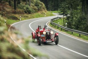Oldtimer fahren durchs Tal