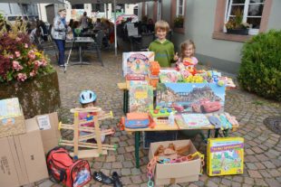 Zelli-Ferienkinder boten am Samstag auf dem Flohmarkt ihre Schätze an