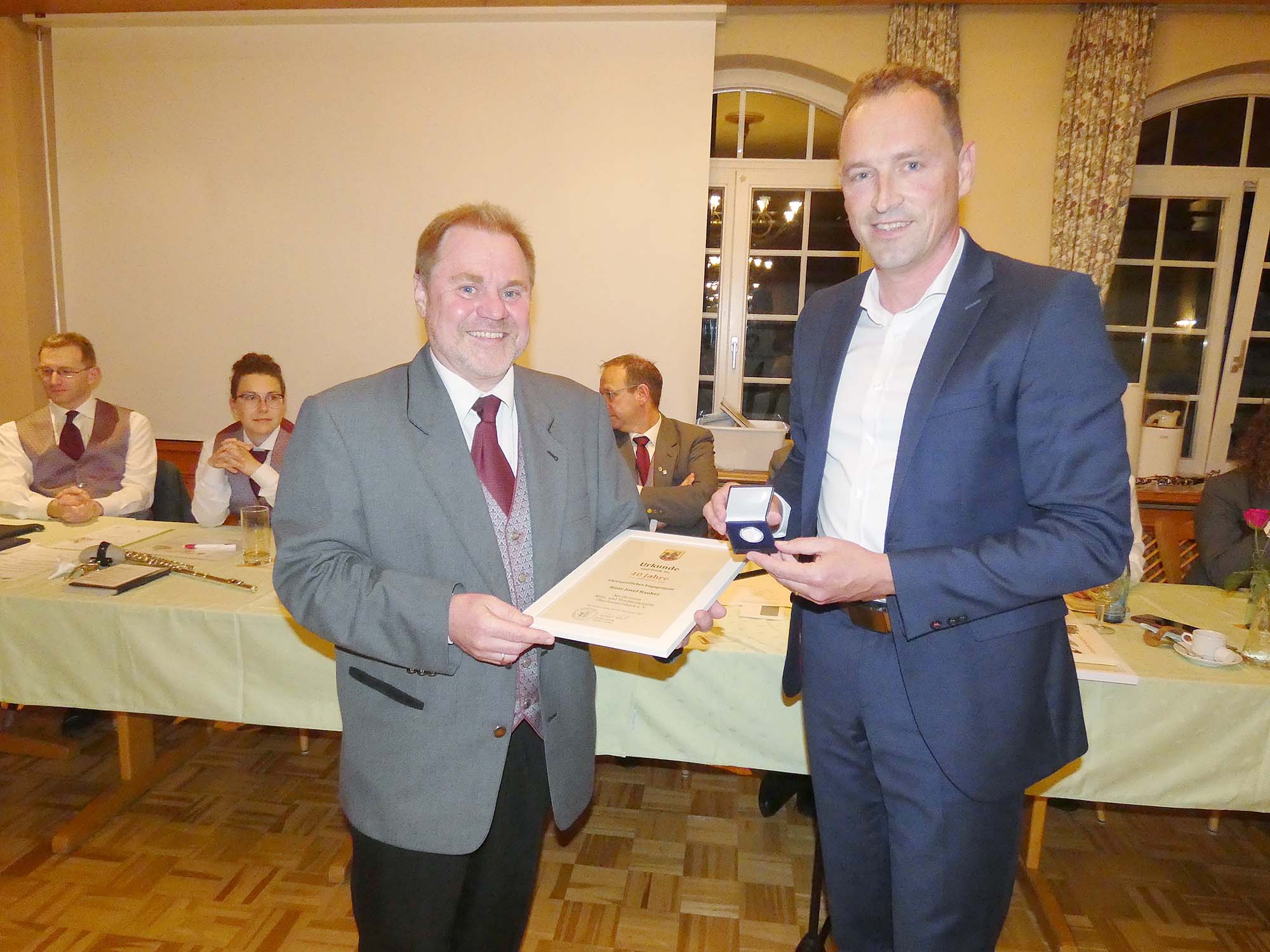 2021-9-27-OH-bia-Miliz- und Trachtenkapelle-u-SP Ehrung Silbermünze HJ Rauber_Richard Weith