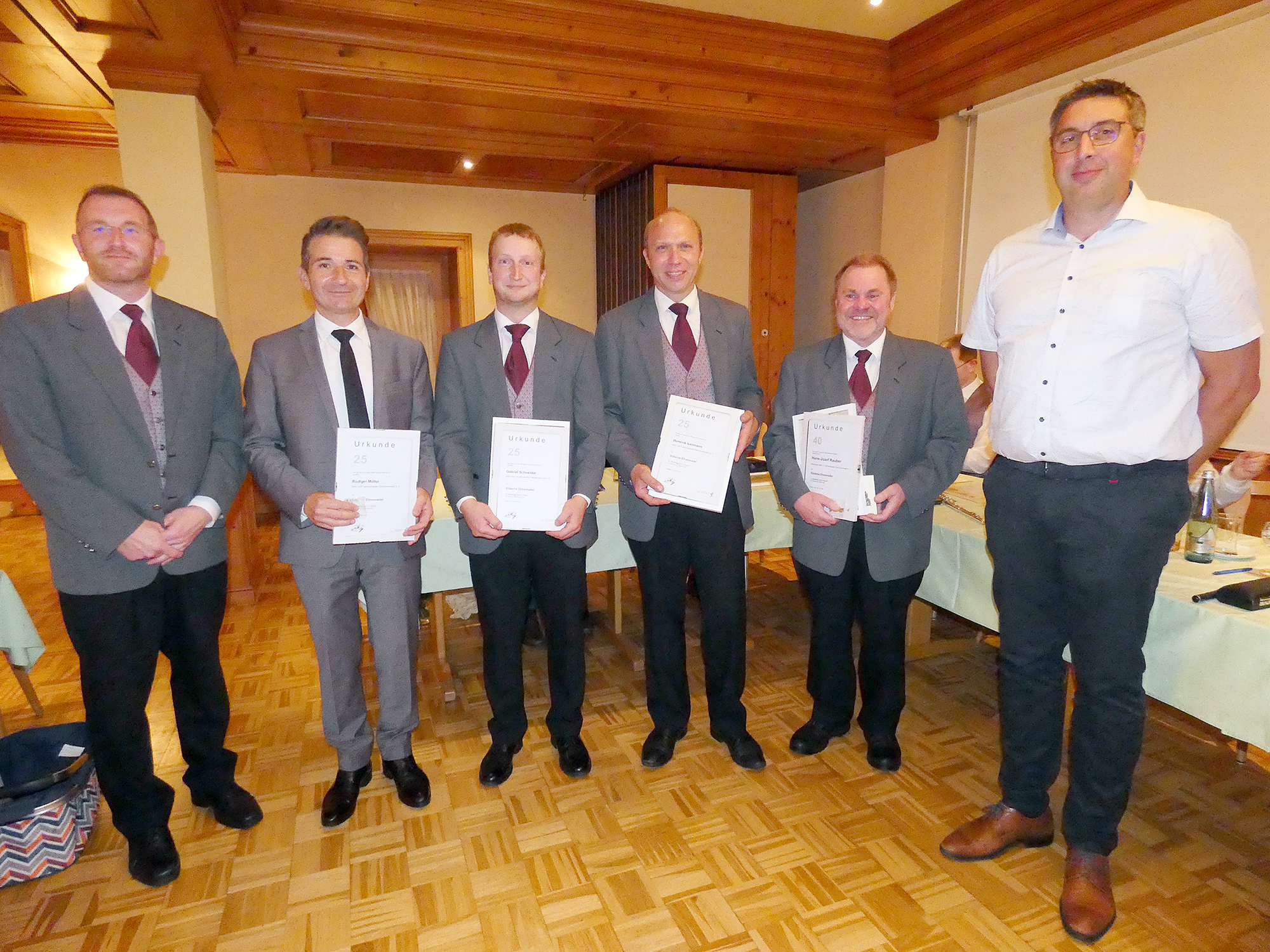 2021-9-27-OH-bia-Miliz- und Trachtenkapelle-u-SP Ehrungen Verband 25_40 Jahre F.Schneider, Rüdiger Müller, Gabriel Schneider, Dominik Isenmann, Jürgen Isenmann