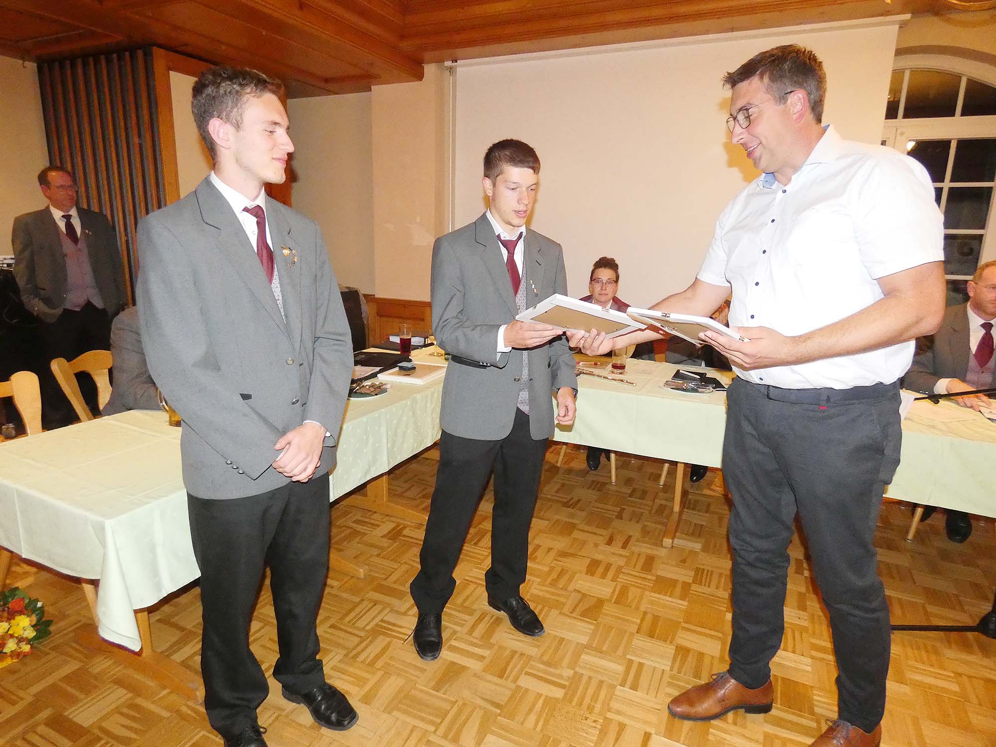 2021-9-27-OH-bia-Miliz- und Trachtenkapelle-u-SP Ehrungen Verband JMLA GOLD _ Jonas Spitzmüller, Marco Lehmann, Jürgen Isenmann