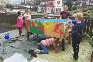 2021-10-11-NO-bia-Ferienbetreuung Hochbeet entsteht Jutta Decker