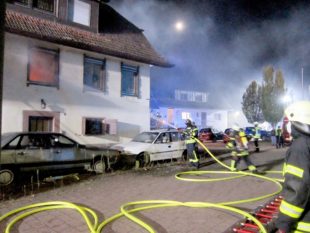 Gebäudebrand hält Einsatzkräfte bis 2 Uhr nachts auf Trab