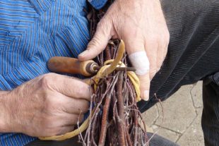 2021-10-20-ZE-UH-bia-Besenbinden Ludwig Schwarz-u-Ahle-u-Rute