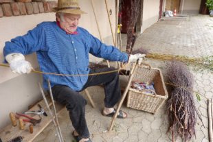 2021-10-20-ZE-UH-bia-Besenbinden Ludwig Schwarz-u-Weidenschäler