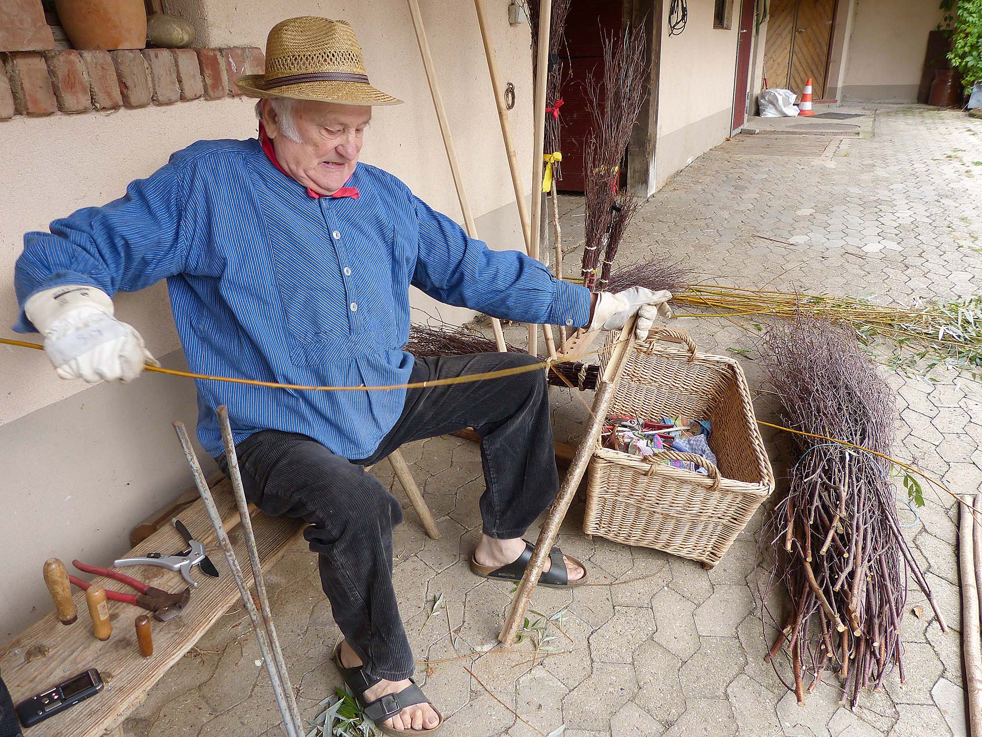 2021-10-20-ZE-UH-bia-Besenbinden Ludwig Schwarz-u-Weidenschäler
