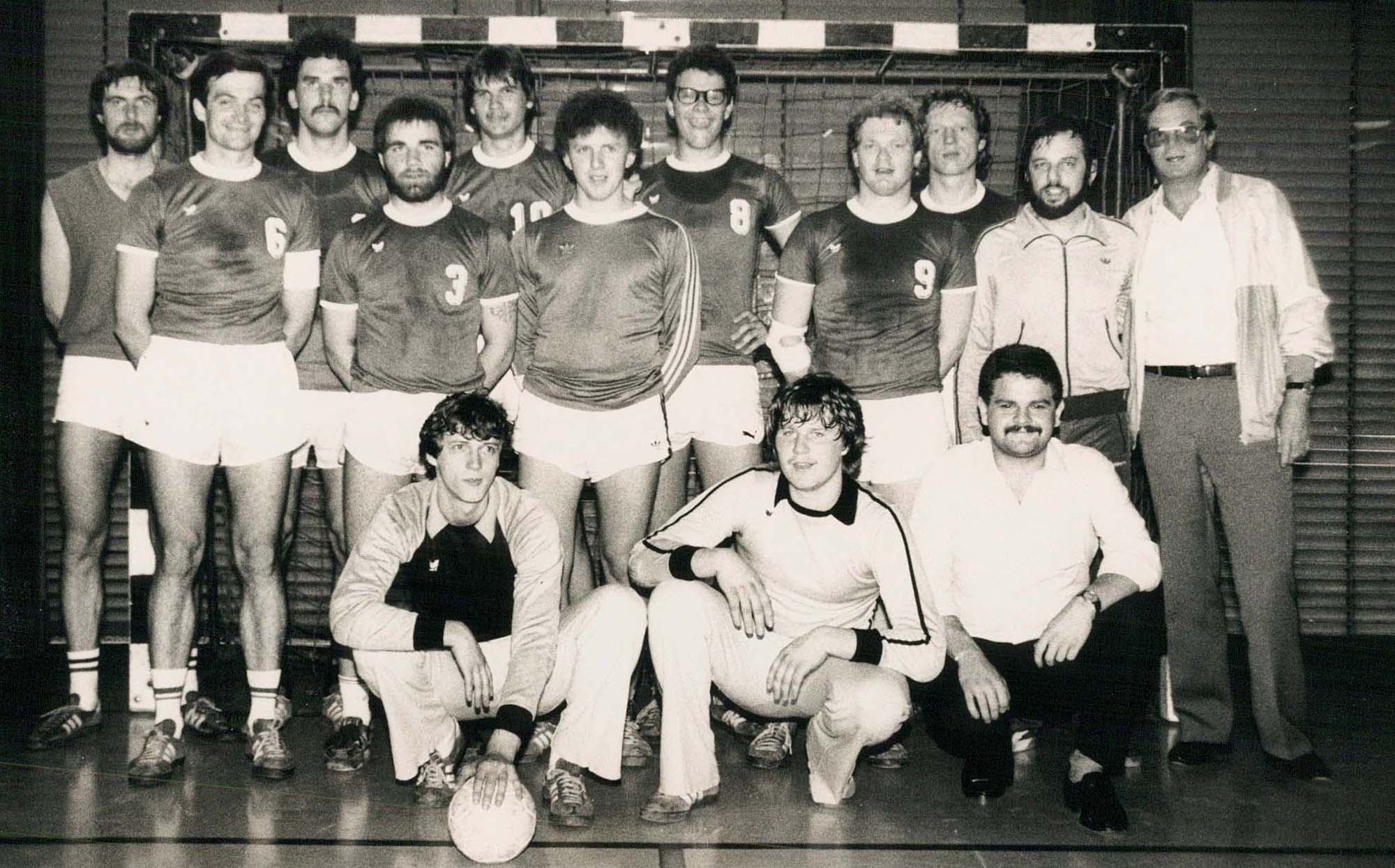 2021-10-25-ZE-UH-cw- 70 Geburtstag Sepp Schwarz 03 FVU Handball Aufstieg in die A - Klasse 1983 1