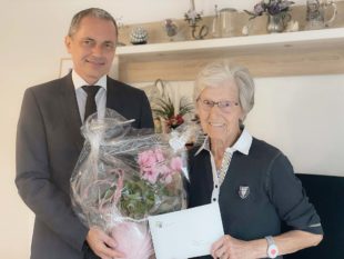 Hannelore Lucks hält sich mit täglichen Spaziergängen fit