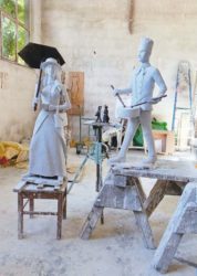 Zeller Künstler gestaltet zwei Figuren für den Wolfacher Narrenbrunnen