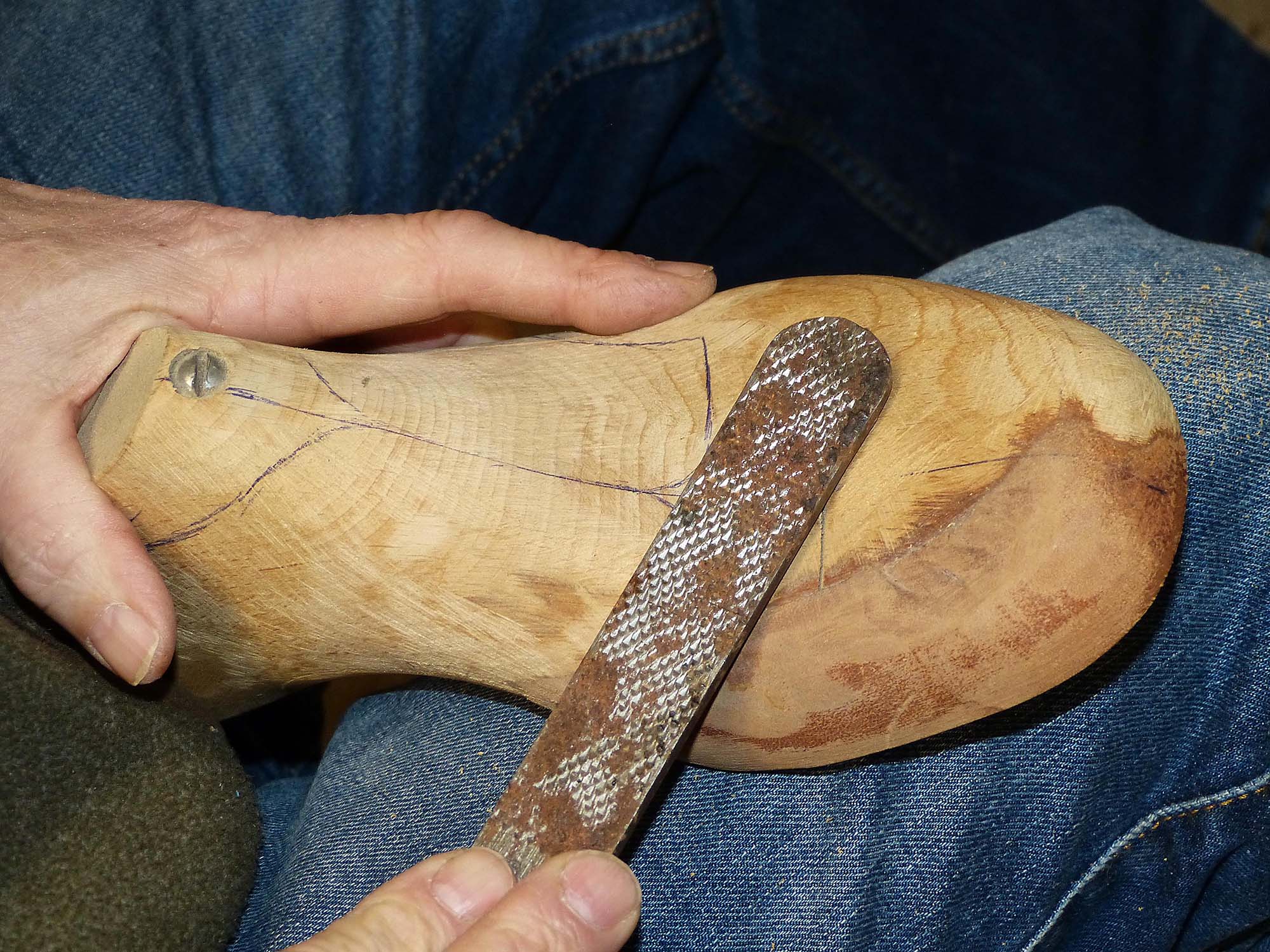 2021-11-17-BI-bia-Ketterhaus-Werner Benz-SP Leisten feilen