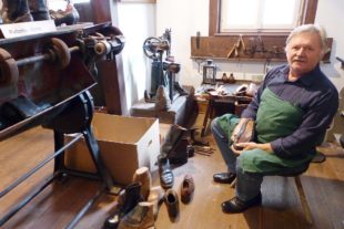 2021-11-17-BI-bia-Ketterhaus-Werner Benz-SP Schuhmacher Werner Benz im Museum Biberach