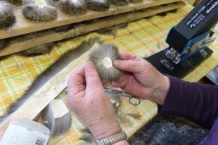 2021-11-22-ZE-UH-bia-Blumtritt Hutschmuck-SP Rehfellrosetten