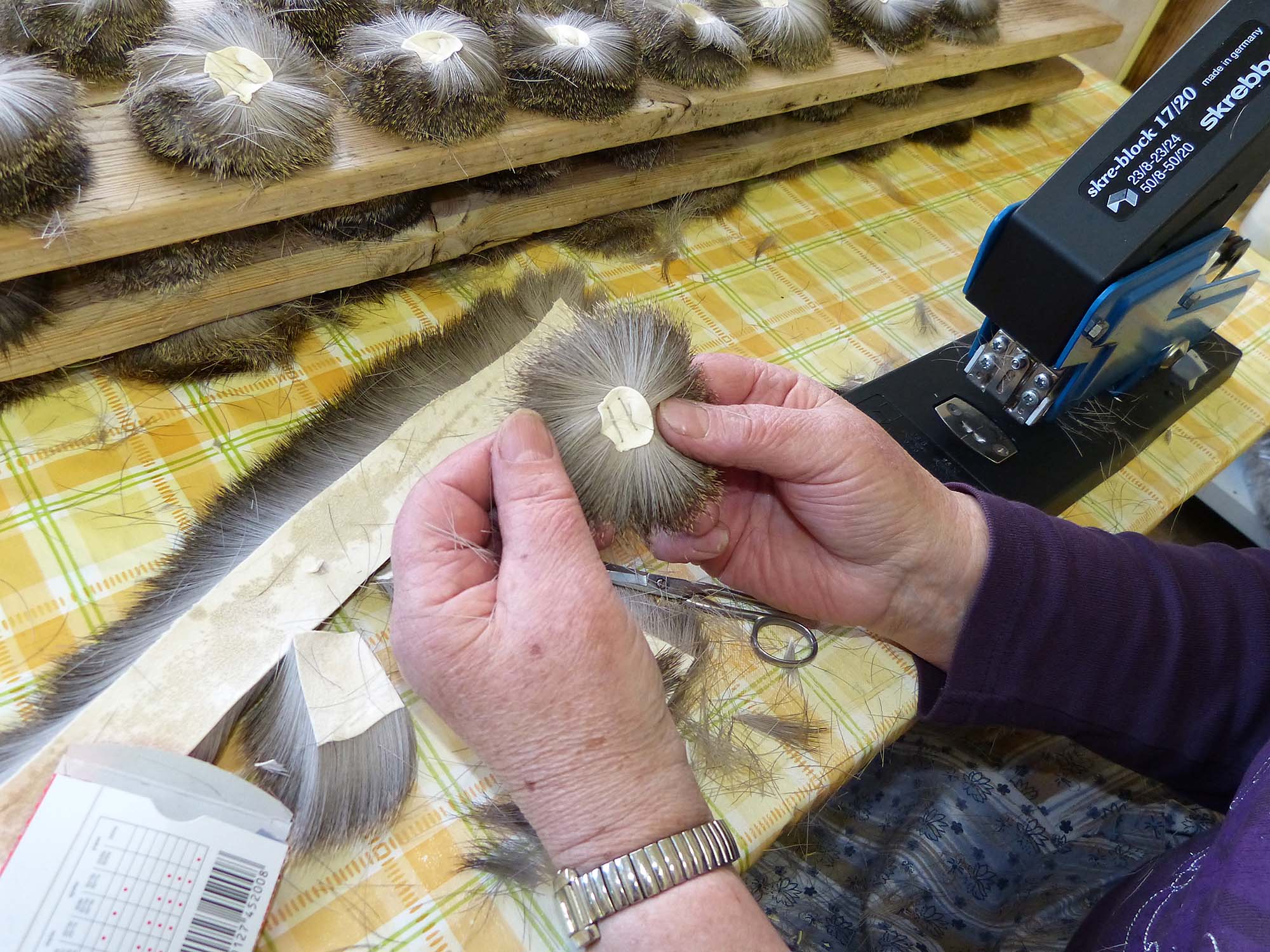 2021-11-22-ZE-UH-bia-Blumtritt Hutschmuck-SP Rehfellrosetten