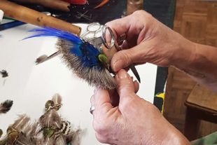 2021-11-22-ZE-UH-bia-Blumtritt Hutschmuck-SP _Quelle Erb_Federgesteck binden_bunt