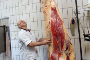 2021-11-26-OH-bia-Markus Schwarz-und-Rinderhälfte