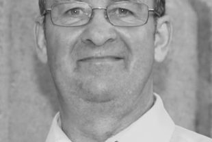 2021-11-3-8-ZE-UH-privat-Portrait_Ludwig_Kuderer_grau