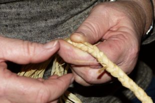 2021-12-1-BI-bia-Strohschuhe-Schnaider-Flechten nah