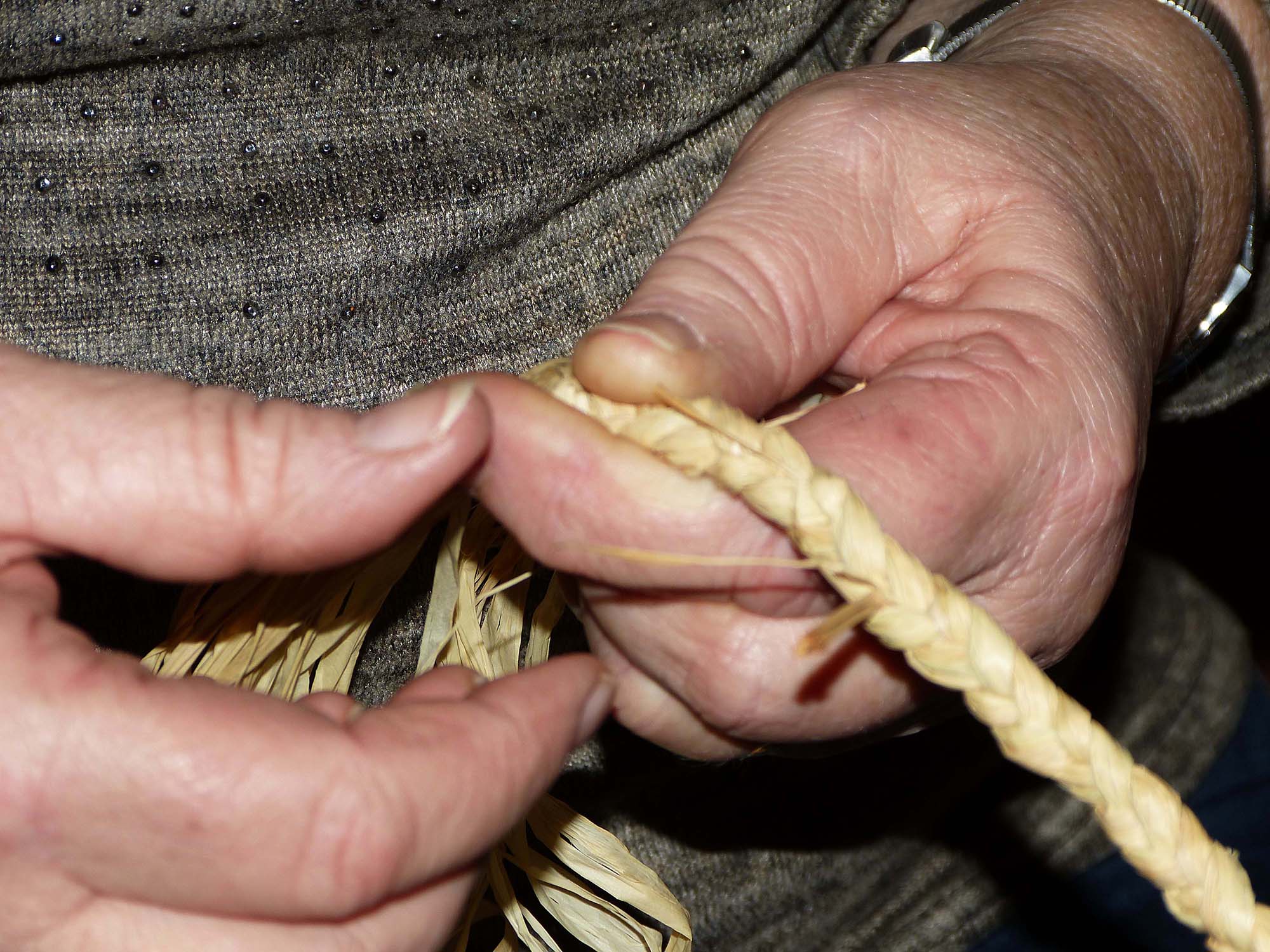 2021-12-1-BI-bia-Strohschuhe-Schnaider-Flechten nah