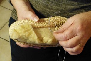 2021-12-1-BI-bia-Strohschuhe-Schnaider-Nähen nah