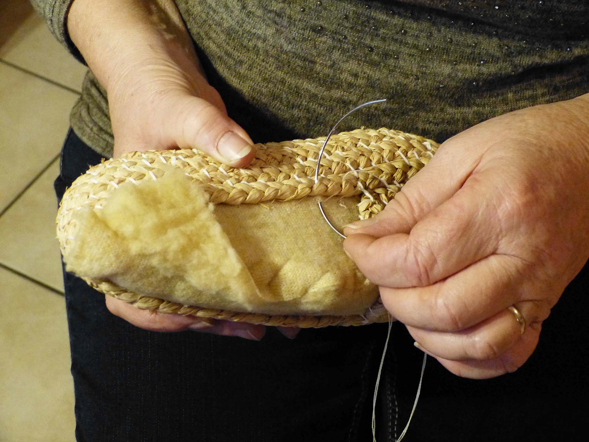 2021-12-1-BI-bia-Strohschuhe-Schnaider-Nähen nah