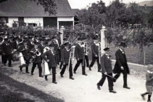 2021-12-10-ZE-UH-Verein-Musik Unterharmersbach-Geschichte-193x_Musikverein_red