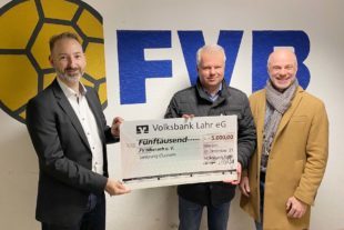 2021-12-23-LR-Mathias Hug-Spendenübergabe VoBa ohne maske