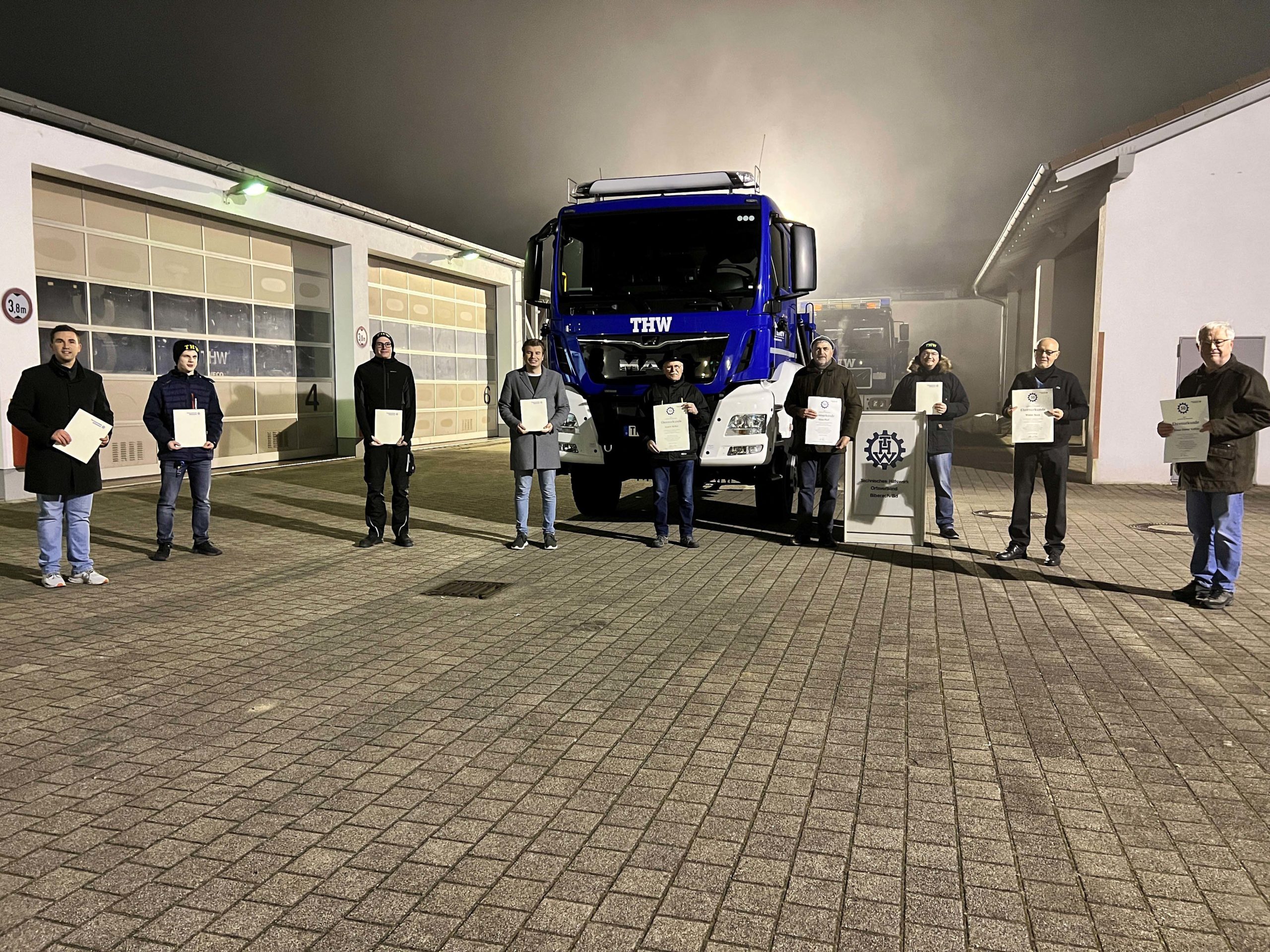 2021-12-27-BI-THW-Patrick Schwarz-Ehrungen-Gruppenbild_2
