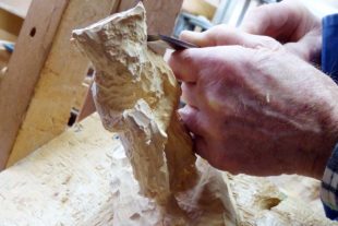 2021-12-6-NO-bia-Berthold Eble-u-Arbeit an Hexenmodell hoch_k