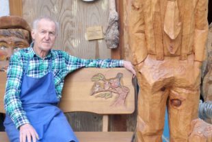 2021-12-6-NO-bia-Berthold Eble-u-Bank-u-Holzfigur hoch_k