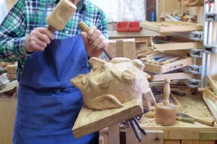 2021-12-6-NO-bia-Berthold Eble-u-Maskenbearbeitung mit Hammer und Schnitzmesser 2_k