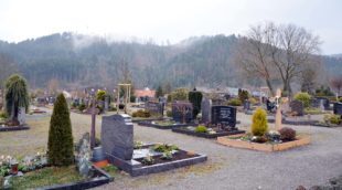 Bestattungsgebühren für Erdgräber rückwirkend deutlich erhöht