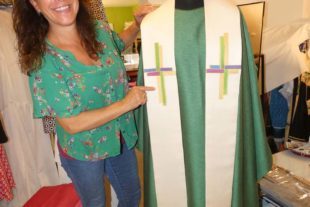 2022-2-16-BI-bia-Katja Kastens-und-SP Priestergewand