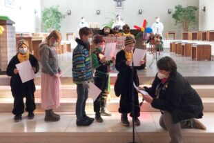 2022-2-28-BI-Thomas Leopold- NarrenmesseFoto 3 Kinder bei den Fürbitten IMG 8973