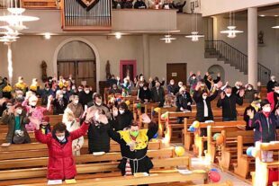 2022-2-28-BI-Thomas Leopold- NarrenmesseFoto 4 Hände zum Himmel IMG 8977