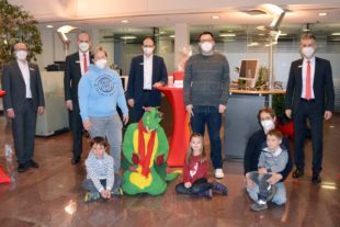 2022-2-4-ZE-hps-Sparkasse Nordi-Geschenkübergabe-DSC_3299 2