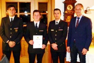 2022-3-18-ZE-UE-Reinhard Berger-FFW UE-Ehrung Jonas Isenmann zum Feuerwehrmann