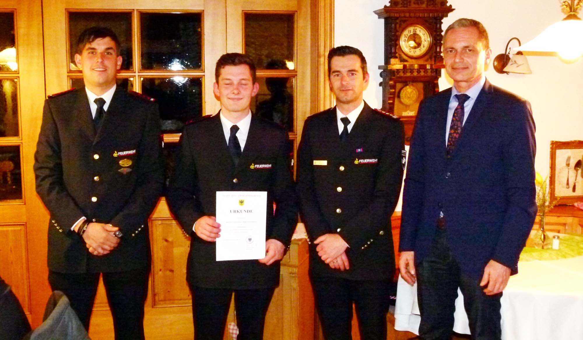 2022-3-18-ZE-UE-Reinhard Berger-FFW UE-Ehrung Jonas Isenmann zum Feuerwehrmann