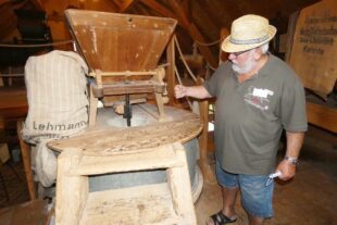 2022-3-2-OH-bia-Paul Hug-Bauernmühlen-u-Am Einfülltrichter