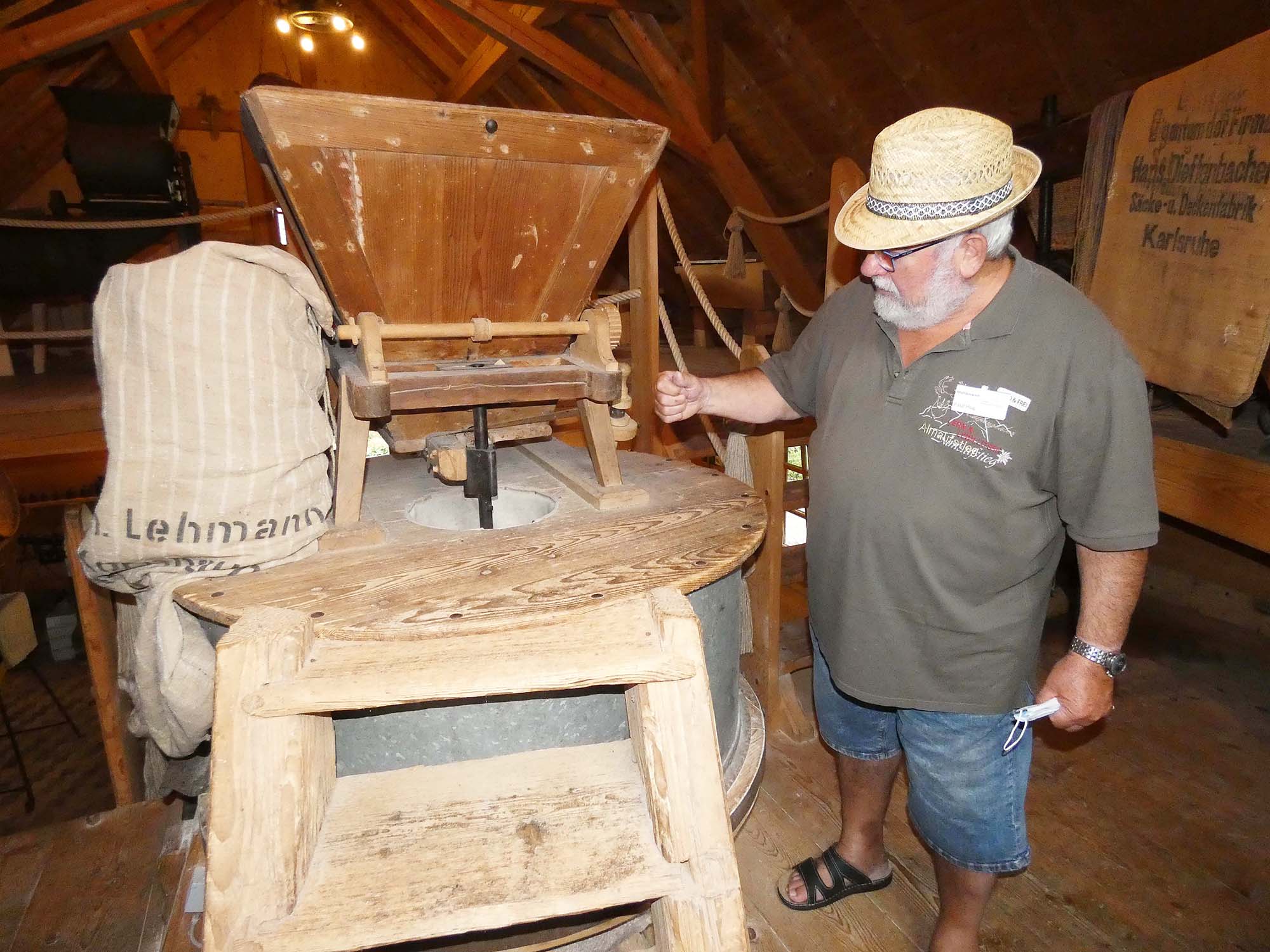 2022-3-2-OH-bia-Paul Hug-Bauernmühlen-u-Am Einfülltrichter