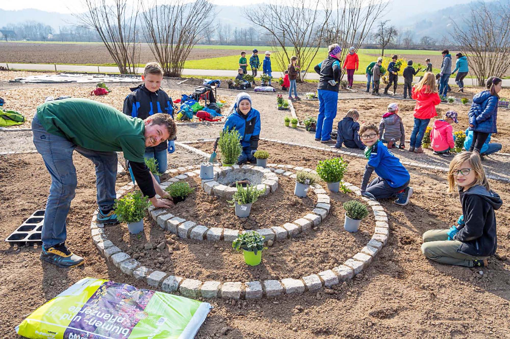 2022-3-25-BI-privat-Bienengarten Pflanzaktion-image004