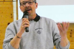 2022-3-28-BI-bia-Blasorchester Biberach-u-Dirigent Axel Berger (2)