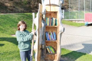 2022-3-28-OH-Anne-Kathrin-Heizmann-Bücherbaum_Oberharmersbach